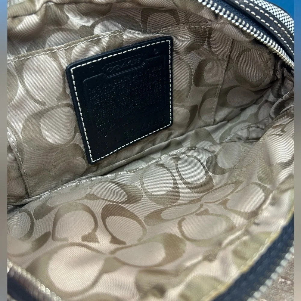 Vintage COACH East West Slim Black and White Camera Crossbody 4445 - Picture 8 of 17